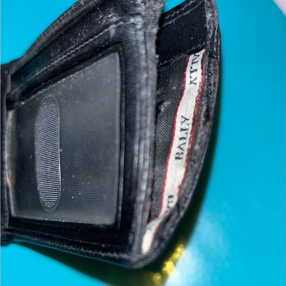 AUTHENTIC 100% leather Bally wallet. Needs to be repaired on the side. - Picture 11 of 11